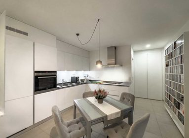 MENDRISIO CENTRO - PER REDDITO O USO PRIVATO recentissimo elegante 2.5 locali con giardino privato e posto auto in autorimessa